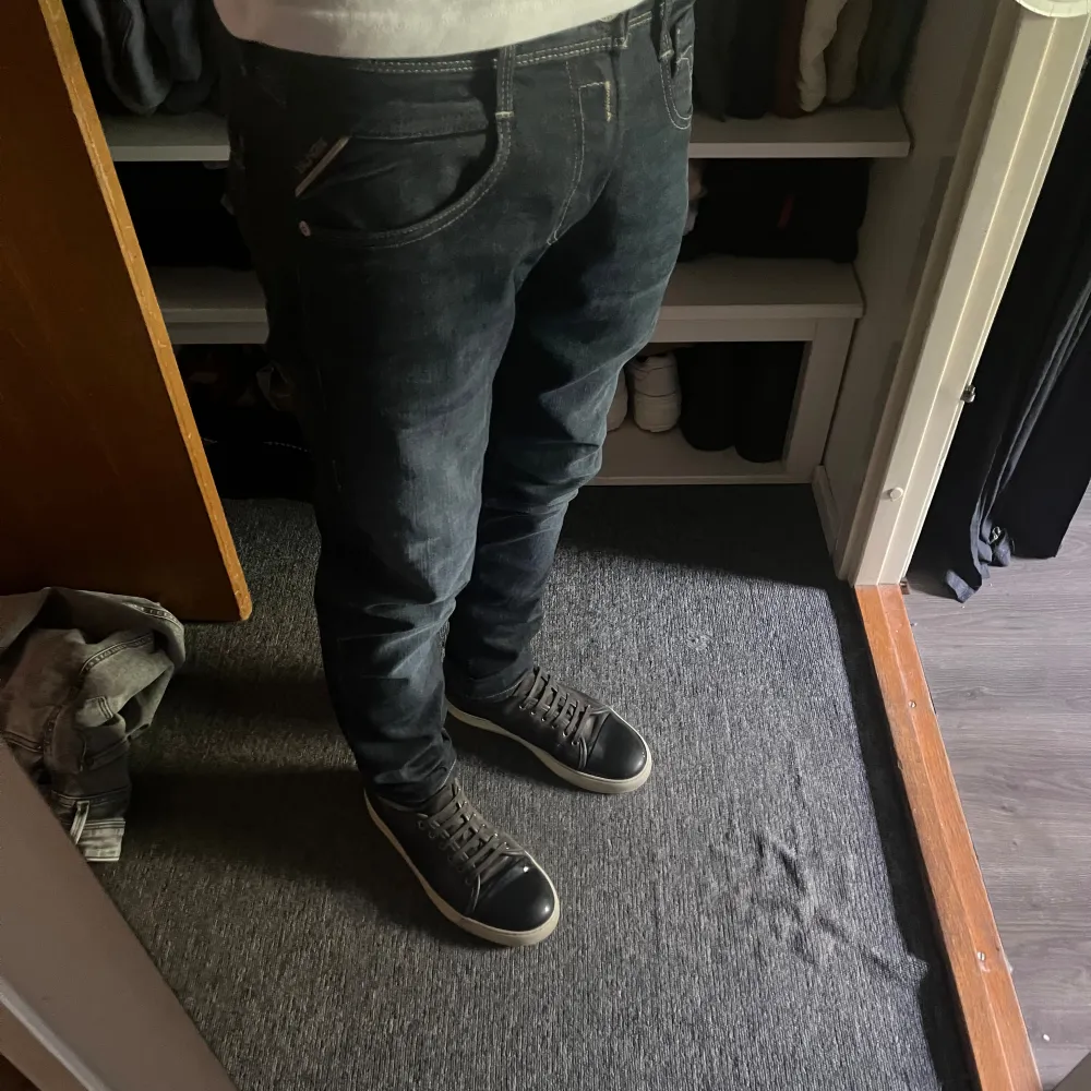 Hej säljer dessa fina replay jeans i super fint skick. Färgen mörkblå med lite fade. Storlek 28/32. Hör av er vid frågor och funderingar. Modellen är 176.. Jeans & Byxor.