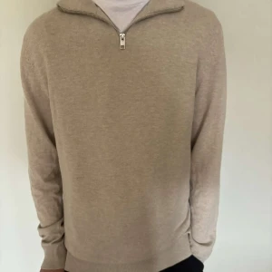 half zip tröja - säljer min fin stickade tröja, som är i från Jack & Jones😄 skriv för mer bilder och info