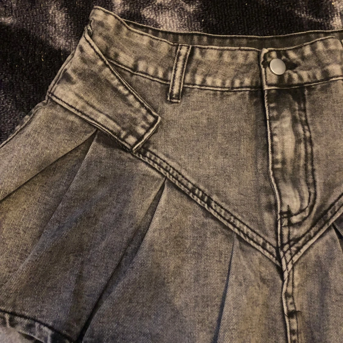 Grå jeanskjol med plisserad design - 91