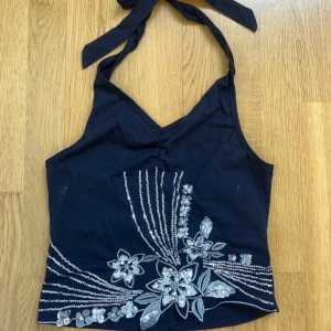 Svart halter topp med rhinestones  - Superfin halterneck som man knyter där back. Den är öppen i ryggen och har rhinestones/paljetter🤍 Den är mer svart än på bilden.