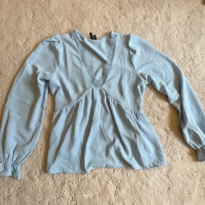 Blus - En jättesnygg blus från veromoda, säljer pågrund av att den är för stor för mig