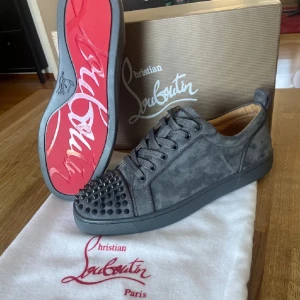 Christian Louboutin  - Storlek 41, nice skor till hösten i grå, mockan är i otroligt bra skick 8/10 i skicket.   Bara att höra av sig vid funderingar, byten är också ett alternativ vid samma värde 