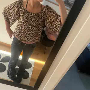 Säljer denna sååå fina tröja som är lite mer som en blus kanske 🙌🏽😍 Den är leopardmönstrad och fladdrig i materialet vilket är super najs och skönt!