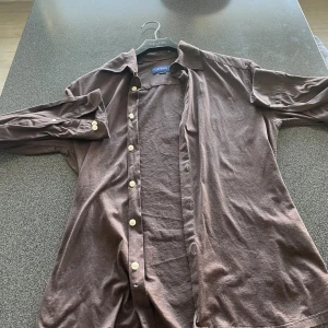 Eton skjorta - En snygg lite mer casual brun eton skjorta i storlek S! Aldrig använd så toppskick. Nypris ca 2000 men säljer för de snåla priset 450kr. Hör av vid fler frågor🤝