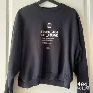 Säljer denna sweatshirt från madlady då den inte kommer till användning längre. Använt skick, några få sprickor i trycket på ärmarna. Skriv för fler bilder eller frågor💕