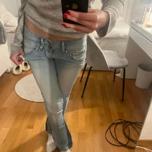Lågmidjade bootcut jeans  - Så så snygga lågmidjade bootcut jeans som tyvärr inte passade mig💕💕 som ni kan se (sista bilden) så är de omsydda till bootcut vilket gör de extra unika💖 w27 men passar mindre också!! Tryck på köp nu 