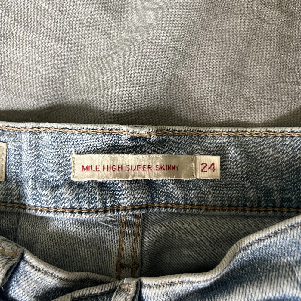 Säljer ljusblå skinnet jeans från Levis, i användt men fint skick. . Jeans & Byxor.