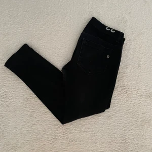 Dondup jeans - Dondup jeans i färgen svart, modell på bilden är 178cm, nypris på dessa är 2000kr säljer mina för 700kr!