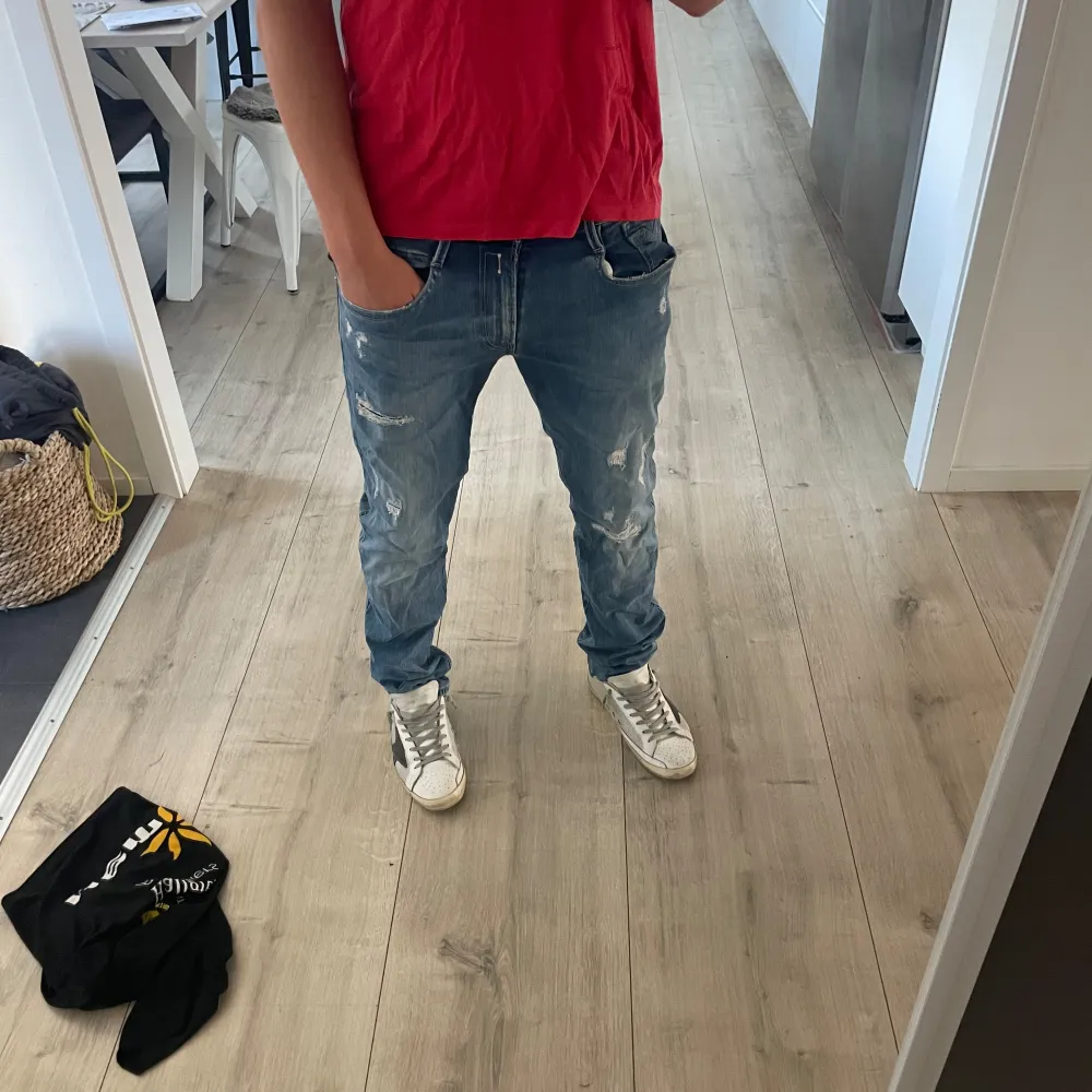 Tjena! Säljer mina snygga replay hyperflex jeans. Storlek 31 och köpta på NK. har väldigt snygga slitningar och är väldigt sköna. Modell: anbass! Mitt pris 550kr. Men pris kan diskuteras! Hör av vid fler frågor🤝. Jeans & Byxor.