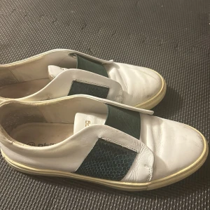 Skor från Philip Hog  - Skor i storlek 38 Knappt använda med slitage förekommer.  Priset kan diskuteras och skriv bara om ni har frågor! 