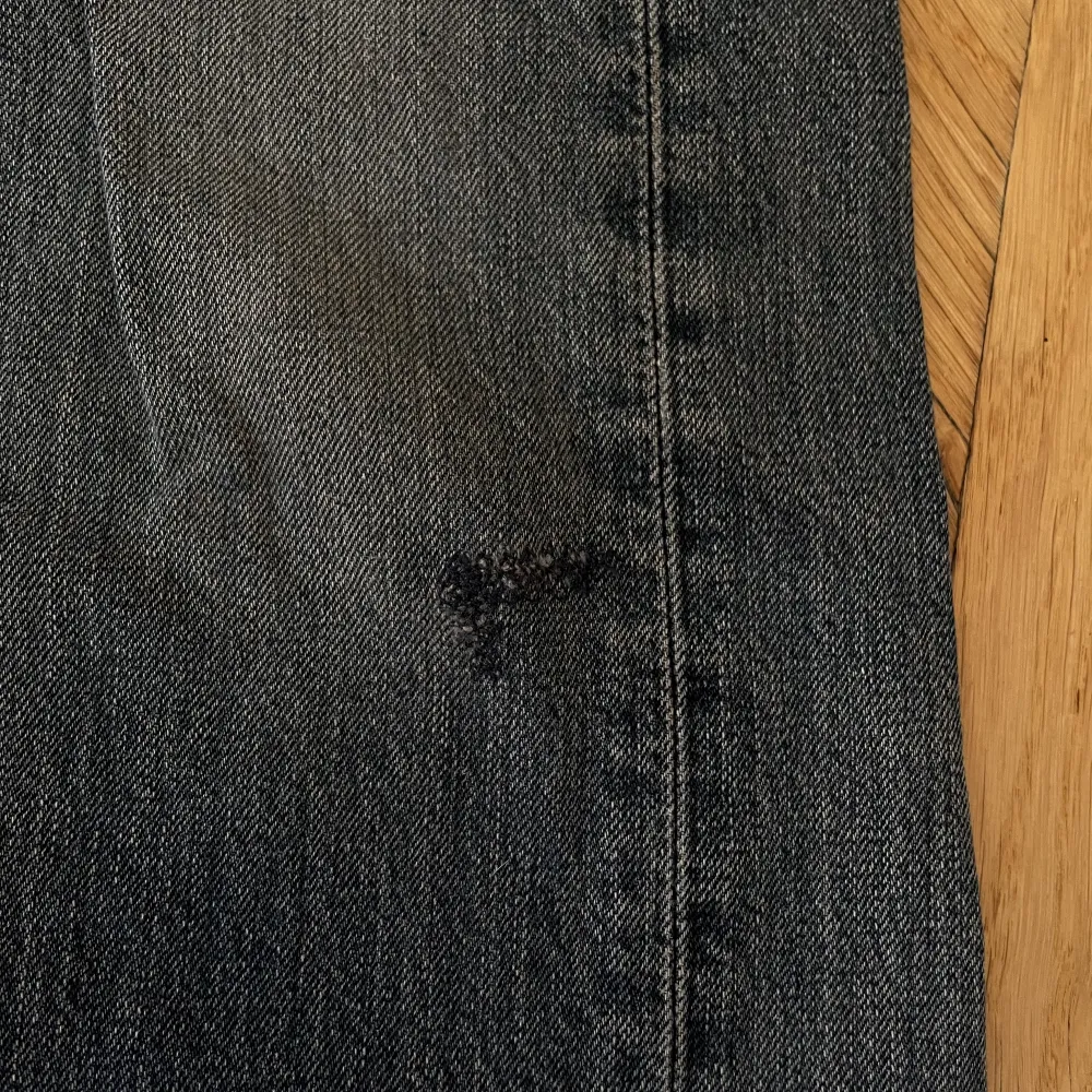 Vintage Levi's 501 jeans i en unik blå/grå tvätt. Har diskret lagning på vänster ben. Fint vintage skick. Storlek 33/34. Mått: Innerbenslängd: 86 cm, Benöppning: 21 cm, Midja: 41 cm. Köpet är slutgiltigt.. Jeans & Byxor.