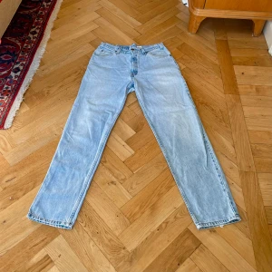 Levi’s 560 Orangetab - Sällsynta vintage Levi's baggy orangetab jeans i mycket gott skick. Importerade från USA. Storlek 33/32. Mått: Innerbenslängd: 81 cm, Benöppning: 20 cm, Midja: 42 cm. Köpet är slutgiltigt.