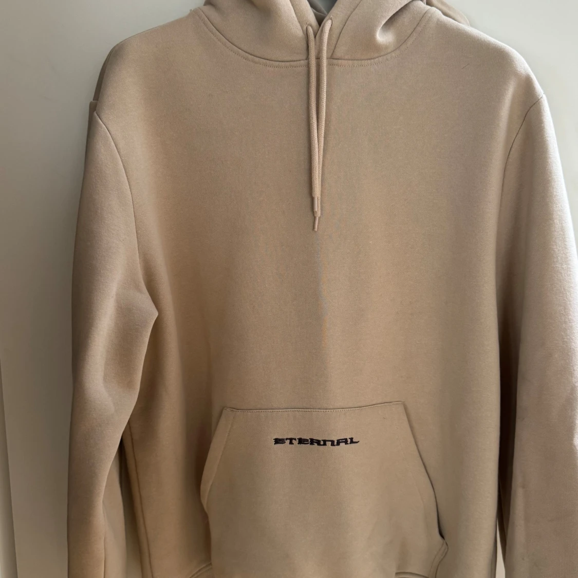 Beige hoodie med tryck 'Eternal'