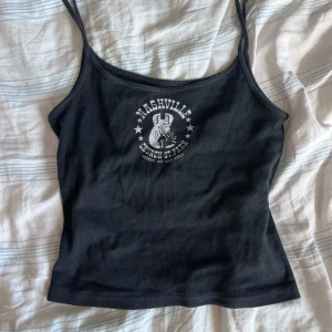 Brandy Melville nashville linne - Otroligt snyggt brandy Melville linne med tryck där de står nashville 100% bomull, storleken är onesize men skulle säga den passar xs-m🩵 Linnet har inga defekter eller liknande, kom privat för mer frågor eller bilder💕🌺 Klistermärken o armband ingår🩵🎶