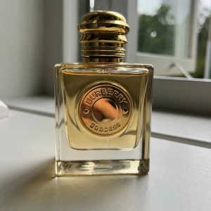 BURBERRY GODDESS, EDP 50ml - Säljer denna parfymen i 50ml, knappt använd, Max 3 gånger, säljer pga att den inte riktigt passade mig, nypris ca 1000kr.  Köparen står för frakten💕