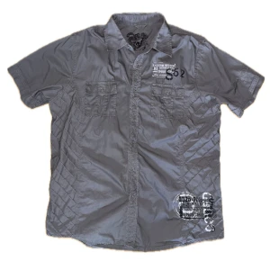 Cool Graphic Print Drain Y2k skjorta - Riktigt cool o snygg skjorta i perfekt skick. Bredd: 55 cm. Längd: 70 cm. Ställ gärna frågor :)