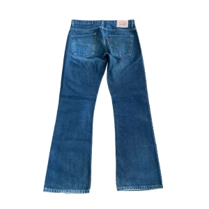 Flared Levis Jeans - skitnice vintage levis jeans modell 507🌟passar bootcut å flared🏙️jättefin färg å wash😍inga flaws vad jag märkt🛶pris diskuterbart💸skriv för mått!!🧶