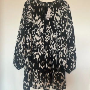 Mönstrad klänning  - Aldrig använd prislapp sitter kvar!