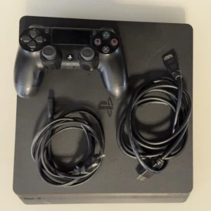 Ps4 - Mycket bra skick ps4 funkar som den ska inga problem med den 