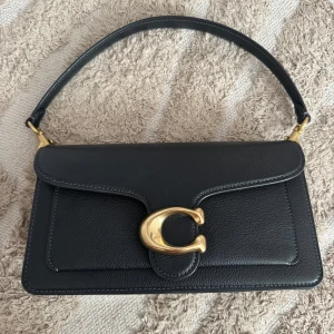 COACH TABBY BAG - Nu säljer jag min fina coach tabby bag som tyvärr inte längre kommer till användning!! Den är i ganksa bra skick förutom snå repor här o där (dm för bilder). Den är köpt i paris 2023  för cirka 6000kr och kan även fixa kvitto om det skulle önskas💞💞
