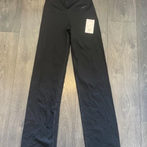 utsvänga träningstights - Utsvängda träningstights från nike, helt nya med prislapp. Köpta för 649kr💓💓
