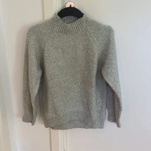 Turkos stickad tröja - Söljder denna turkosa/mintgörna stickade tröja med lite krage från Zara. Det är i storlek 13-14/164 cm, men passar någon som har Xs.