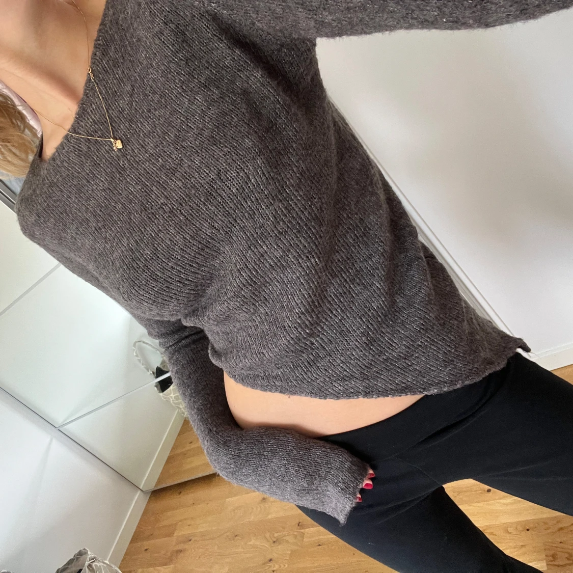 Asymmetrisk stickad tröja i mullvadsfärg Na-Kd - 91