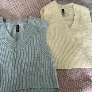 Paketpris- två vestar - Två västar köpta från H&M as snygga att styla outfits med. Båda i storlek S bra skick 