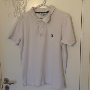 Polo tröja - Säljer en U.S Polo tröja då jag ej använder den längre. Tröjan är skrynklig på bilden. Mvh