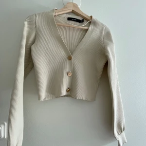 Beige Kofta  - Denna tröjan är från ’VERO MODA’. Jag har aldrig använt den och jag känner att den kan få större glädje av någon annan. Storleken är XS. Meddela mig om du är intresserad av tröjan! 💗💗