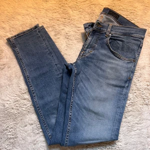 Blå jeans i slim fit - Säljer ett par snygga tiger of sweden jeans i slimfit, de är använda sparsamt och har bra skick
