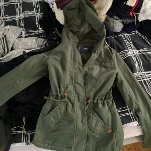 Vårjacka  - Grön vårjacka i storlek XS från Only. I nyskick. Använd någon gång bara. Inga defekter. 