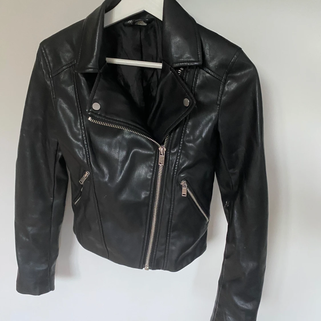 Svart skinnjacka från H&M - 90