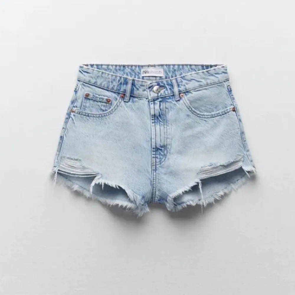 Säljer mina zara shorts, de är ganska använda och ”tråden” vid botten har lossnat som syns på bilderna💕. Shorts.