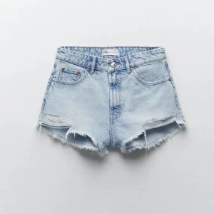Zara shorts  - Säljer mina zara shorts, de är ganska använda och ”tråden” vid botten har lossnat som syns på bilderna💕