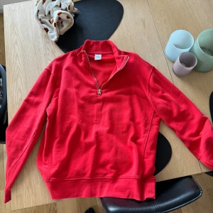 Overshirt, halfzip Zara - Säljer min oanvända halfzip från Zara, storlek M i väldigt fint skick!
