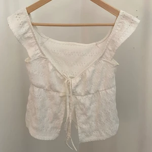 Vit topp från Gina tricot - Vit topp i mycket bra skick! Lappen är bortklippt, men den är i storlek xs💕 Kan bäras åt båda hållen, beroende på vad man föredrar. En liten fläck som knappt är synlig på baksidan!