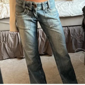 Jeans  - Ett par snygga jeans i skönt, mjukt material jag köpte här på Plick men va tyvärr för små.  Midjemått: 38cm Innerbenslängd: 78cm   Bilder lånade av förra ägare! Jag köpte för 310kr 