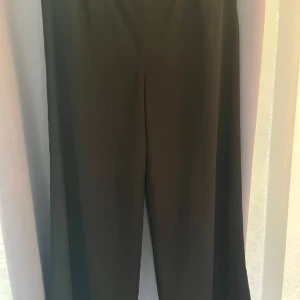 Svarta visa byxor - Svarta visa byxor