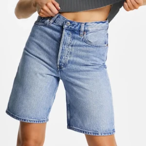 Jeansskjorts Other stories - Säljer mina jeansshorts från other stories köpta förra sommaren. Inte kommit till användning då de är för små för mig. Skriv privat för fler bilder!😁🦋💫