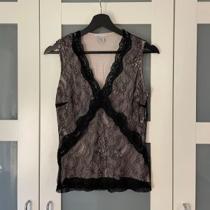 Spetsig topp - Supersnygg spetsig topp med täckande tyg under i storlek S.  Spetsen har släppt lite på vänstra sidan under armhålan, inget jag upplever syns mycket när man har toppen på dig. Se bild 3. Kan nog lagas enkelt med några stygn🥰