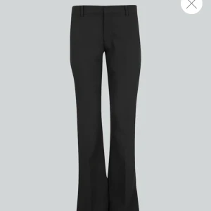 Svarta kostymbyxor från BikBok - Säljer ett par snygga svarta kostymbyxor från BikBok i storlek 36. Byxorna har en bootcut-stil. De är helt oanvända då jag köpte fel storlek. 