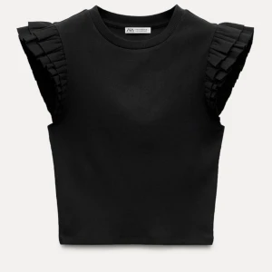 Volang Topp - Superfin volang topp från Zara! Den är i bra skick och använd några gånger. Nypris 150kr och jag står it för frakten. Men kan mötas i Skåne.💓