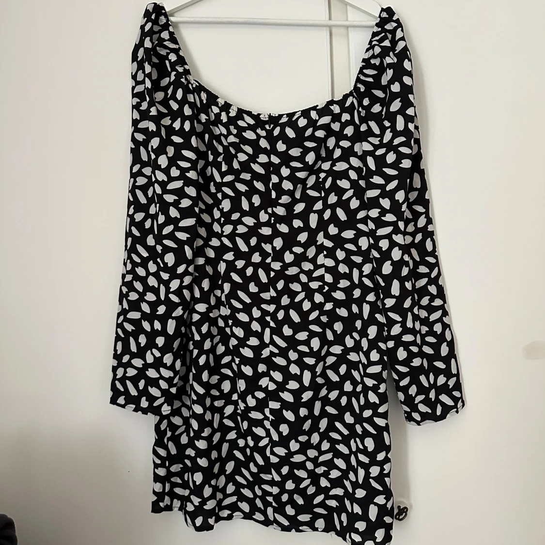 Prickig klänning - PLT - 90