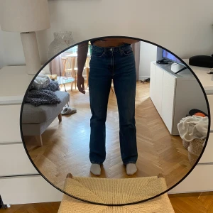 Blå jeans med hög midja - Säljer ett par snygga blå jeans med hög midja från weekday i storlek w26 och l32. Jeansen är i bra skick och passar till det mesta i garderoben.