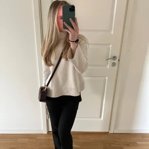 By Malene Birger tröja - Säljer en så snygg tröja från Malene Birger. Tröjan är i bra skick, kom privat för frågor osv💗