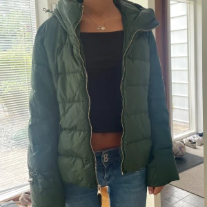 Jacka  - Sjukt snygg grön dunjacka (finns ett hål på insidan men inget som påverkar jackans yttre)  