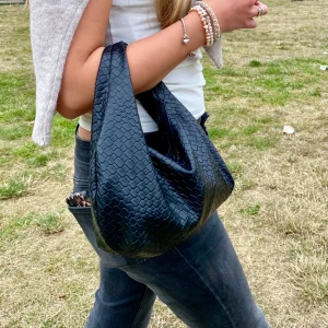 Svart flätad baguetteväska  - Säljer denna fina väska som jag köpte för typ en vecka sen, tycker att den är lite för stor och säljer den av den anledningen. Den är i superbra skick! Skriv för fler bilder eller frågor🫶🏼