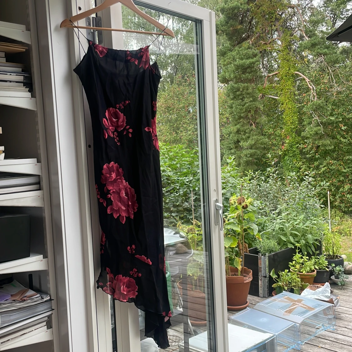 Svart klänning med röda rosor på - 91