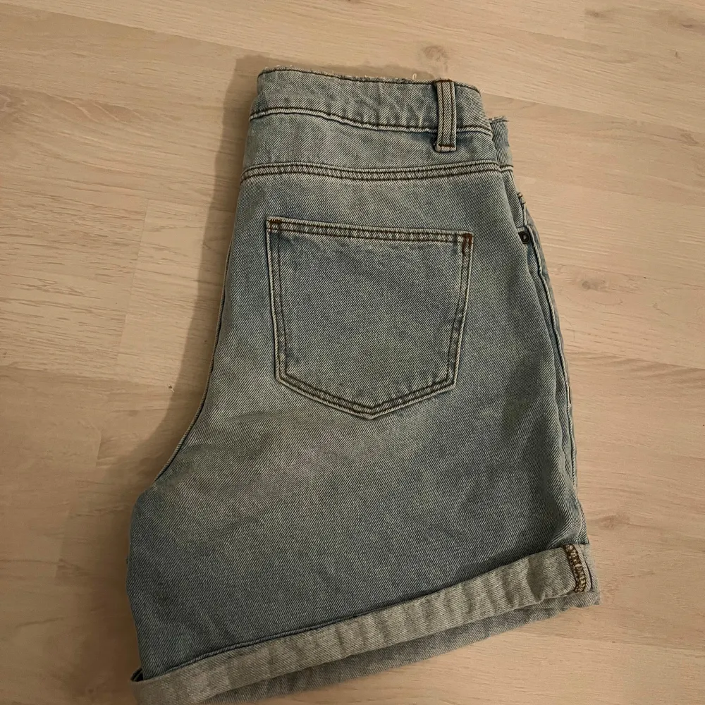 Säljer ett par snygga blå jeansshorts från Noisy May i storlek Xs. köpta förra året men dem är knappt använda. kostar 300kr nya och säljer för 120kr men kan sänka priset för snabb affär☺️. Shorts.